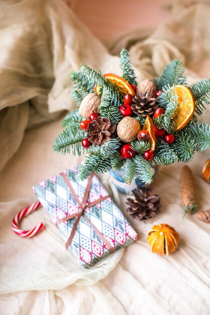 Süße Weihnachtswohnung mit Lebkuchenmann und Bokeh-Lichtern auf Holzmodell-Geschenkkarte