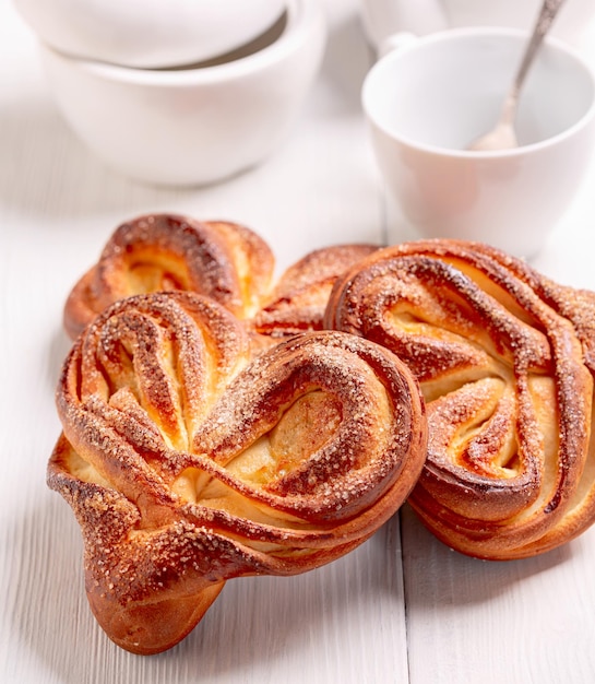 Süße wirbelnde Brötchen mit Zucker bestreut