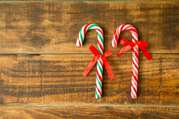 Süße Zuckerstangen mit rotem Band