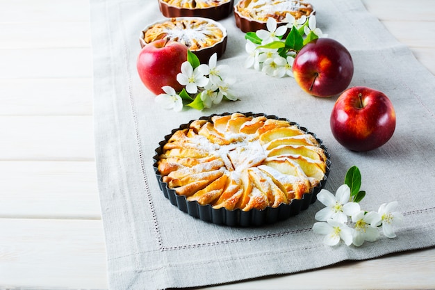 Süßer Apfelkuchen mit Apfelblüte