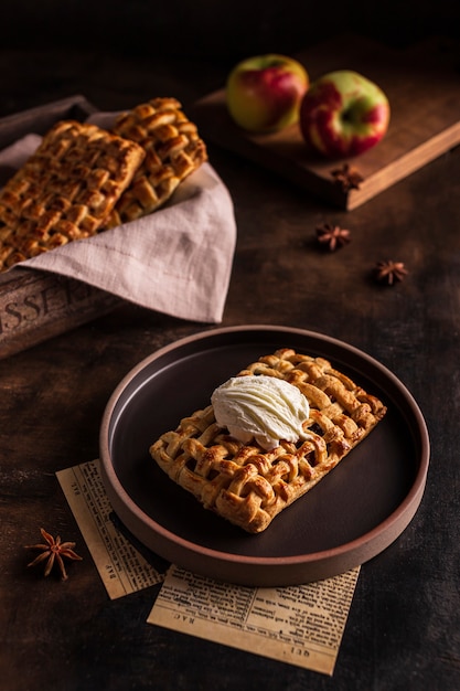 Süßer Apfelkuchen mit Eis