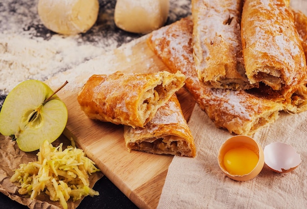 Süßer Apfelstrudel mit Draufsicht der Äpfel