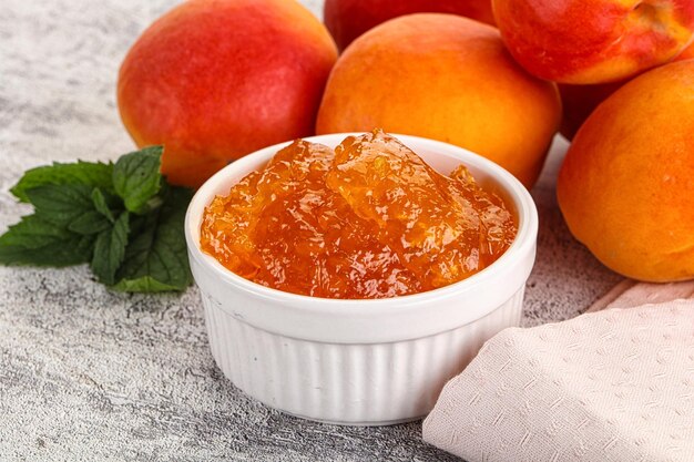 Süßer Aprikosenmarmelade, hausgemachtes Dessert in der Schüssel