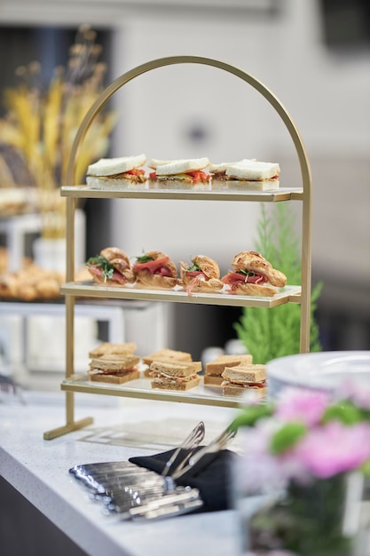 süßer Auflauf in Portionen geschnitten süßer Auflauf in Portionen auf einem Ständer süßes Catering