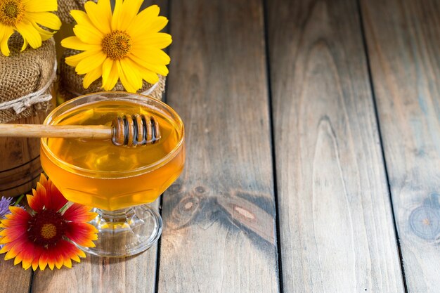 Süßer Bienenhonig in einer Zusammensetzung