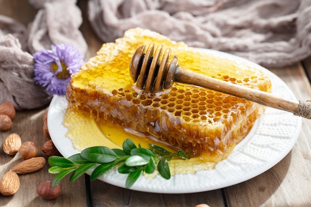 Süßer Bienenhonig in einer Zusammensetzung