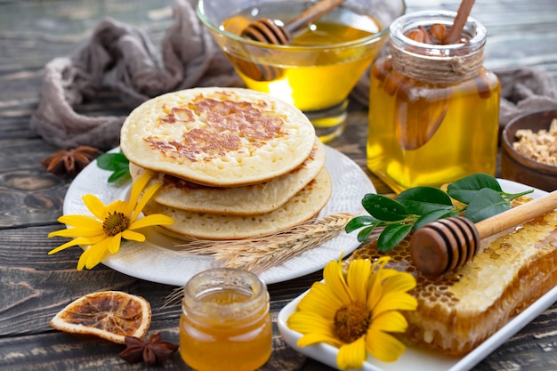 Süßer Bienenhonig in einer Zusammensetzung