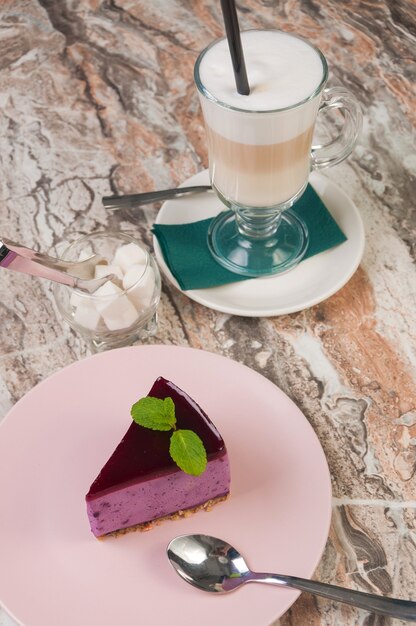 Süßer Blaubeerkuchen und Kaffee Latte.