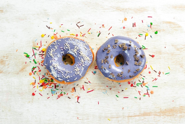 Süßer blauer Krapfen auf dem Tisch Draufsicht des süßen Gebäcks