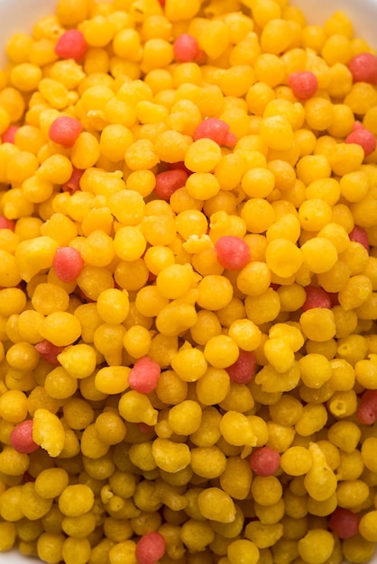 Süßer Boondi oder Bundi in roher Form, Hauptbestandteil von Motichoor Laddoo oder kann so gegessen werden. Indisches Essen. In einer Schüssel serviert. Selektiver Fokus