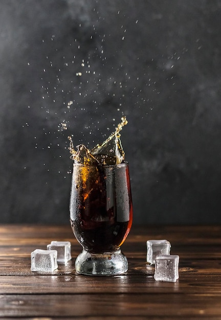 süßer Cola-Spash im Glas