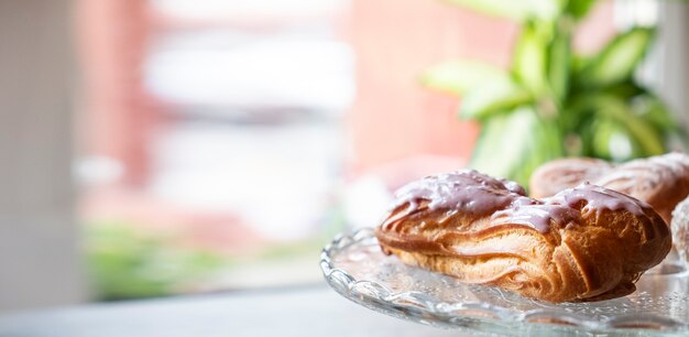 Süßer Eclair-Kuchen im Café.