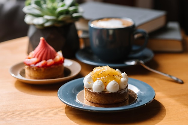 Süßer Erdbeerkuchen auf dem Holztisch