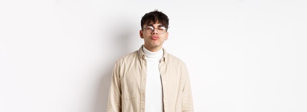 Süßer Freund mit Brille wartet auf Kuss mit romantischem Date am Valetines Day White Background Co