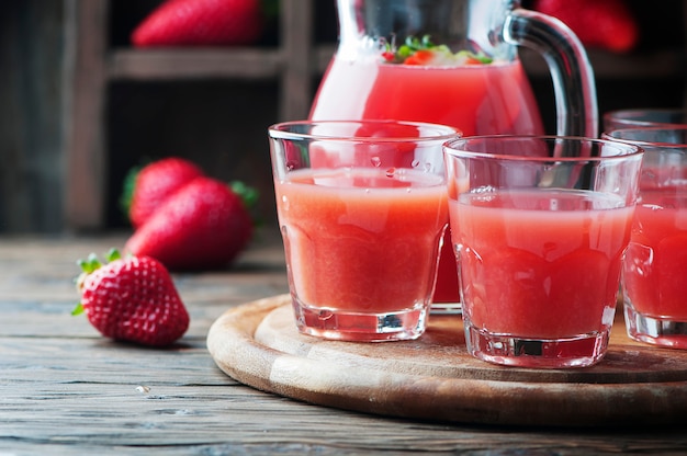 Süßer frischer Erdbeersaft auf dem Holztisch