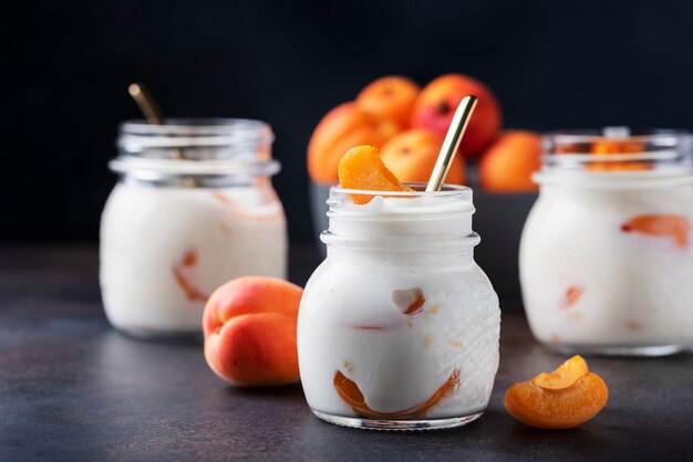 Süßer gesunder Joghurt mit Aprikosen