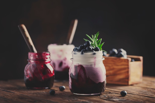 Süßer gesunder Joghurt mit Blaubeere