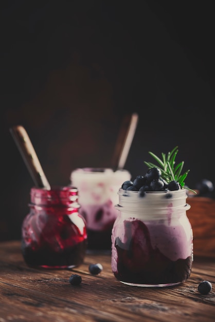 Süßer gesunder Joghurt mit Blaubeere