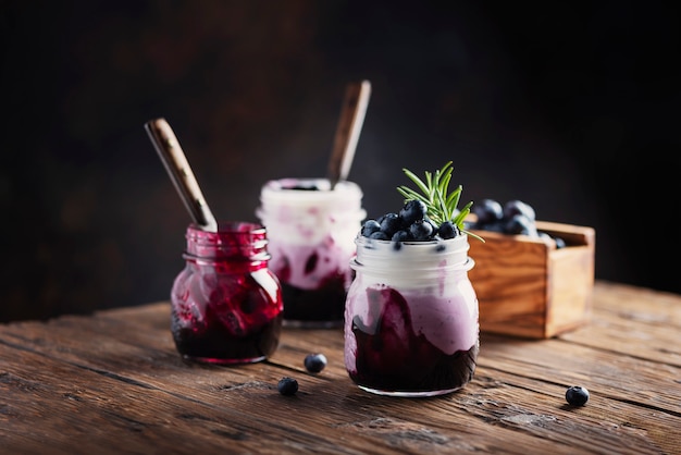 Süßer gesunder Joghurt mit Blaubeeren