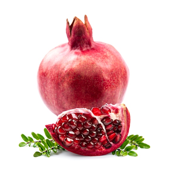 Süßer Granatapfel mit Blättern auf weißem Hintergrund.