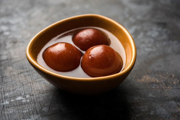 Süßer Gulab Jamun serviert in schwarzer Keramikschale