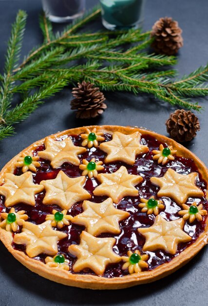 Süßer Hauptkuchen des Weihnachten mit Stau auf dunklem Hintergrund