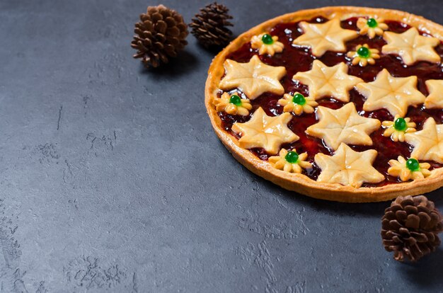 Süßer Hauptkuchen des Weihnachten mit Stau auf dunklem Hintergrund