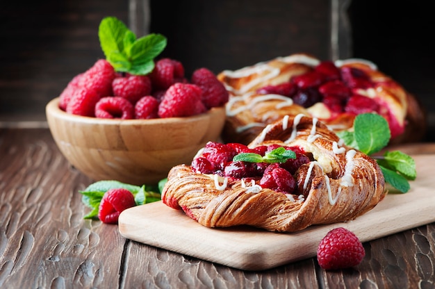 Süßer hausgemachter Kuchen mit frischen Beeren und Minze