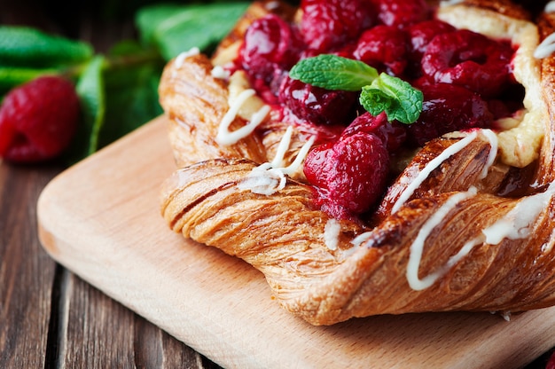 Süßer hausgemachter Kuchen mit frischer Beere und Minze