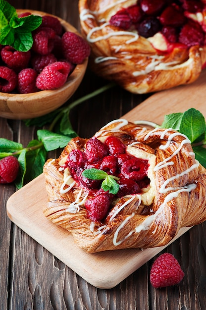 Süßer hausgemachter Kuchen mit frischer Beere und Minze