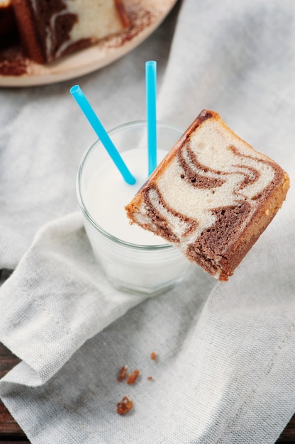 Süßer hausgemachter Marmorkuchen mit Milch