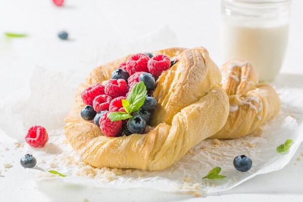 Süßer Hefekuchen mit Himbeeren und Heidelbeeren