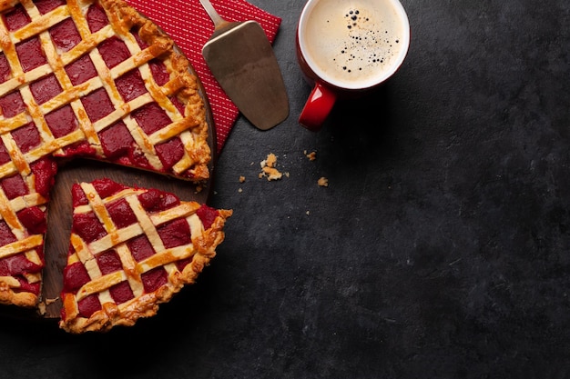 Süßer Himbeer- und Erdbeermarmeladenkuchen