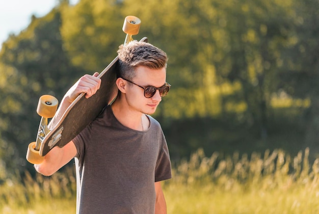 Süßer Hipster mit Longboard