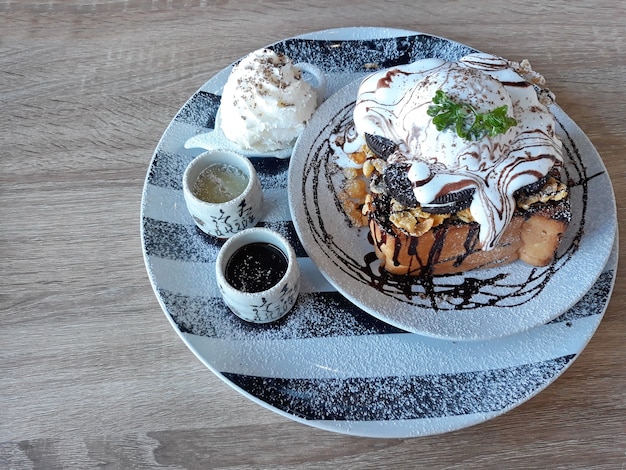 Foto süßer honigtoast in einer platte verziert mit einer schaufel eiscreme auf die oberseite