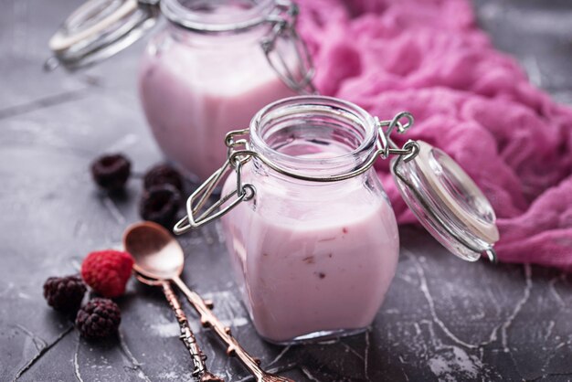 Süßer Joghurt mit Beeren in Gläsern