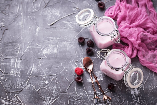 Süßer Joghurt mit Beeren in Gläsern