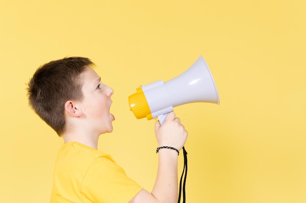 Süßer Junge, der auf Megaphon schreit, um Platz zu kopieren Konzept der Kinderrechte