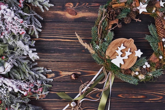 Süßer Keks. Draufsicht des festlichen Weihnachtsrahmens mit Dekorationen des neuen Jahres.