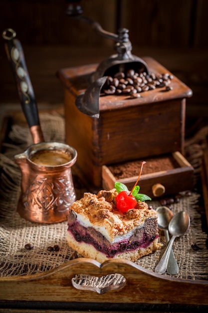 Süßer Kirschkuchen mit gekochtem Kaffee