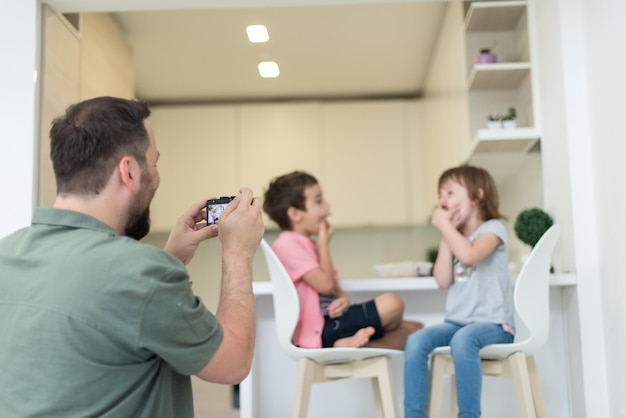 süßer kleiner bruder und schwester zu hause barfuß in der küche, die spaß haben