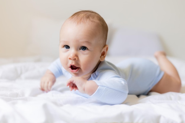 süßer kleiner junge im blauen körper, der auf decke, karte, banner, gesundheit, platz für text legt