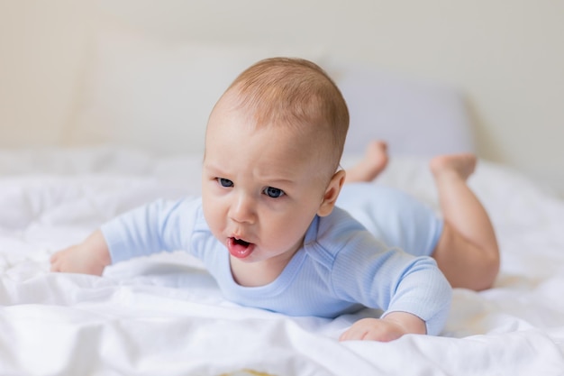 süßer kleiner junge im blauen körper, der auf decke, karte, banner, gesundheit, platz für text legt