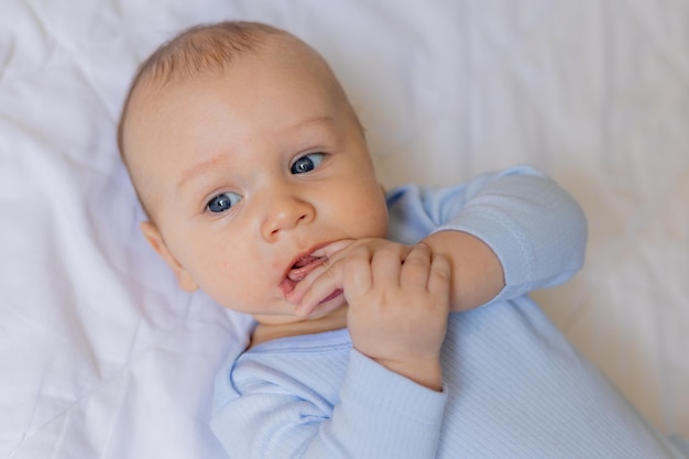 süßer kleiner junge im blauen körper, der auf decke, karte, banner, gesundheit, platz für text legt