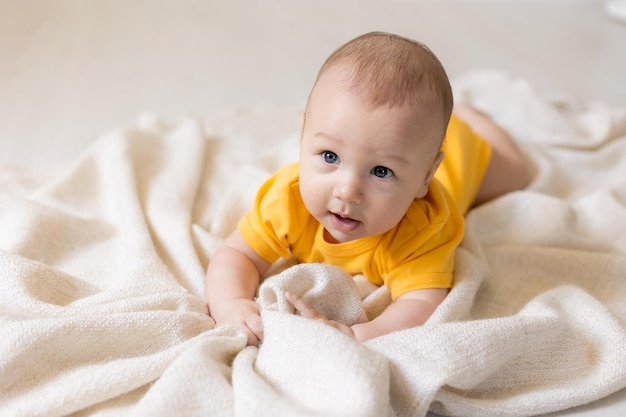 süßer kleiner junge im gelben körper, der auf decke, karte, banner, gesundheit, platz für text legt