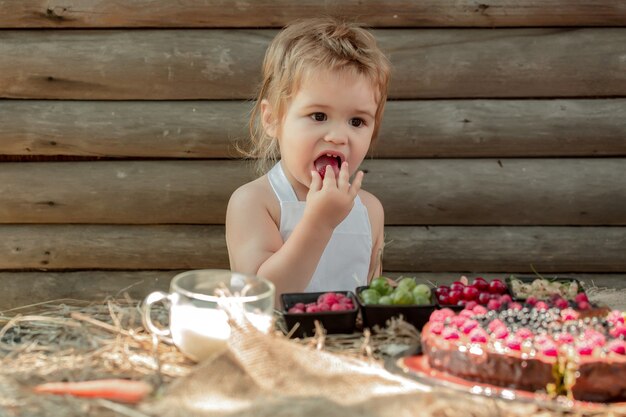 Süßer kleiner Junge isst Beeren