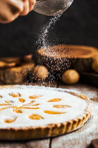 Süßer köstlicher Aprikosenquarkkuchenkuchen-Holztisch