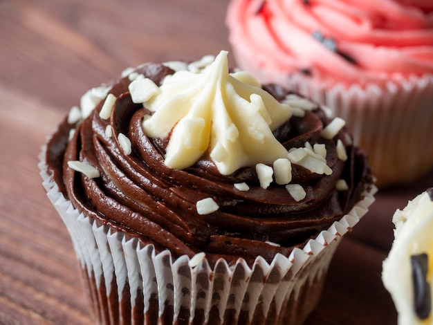 Süßer köstlicher und kalorienreicher Schokoladenkuchen auf einem hölzernen Hintergrund. Lebensmittelzusammensetzung, Süße, Versuchung, Junk Food