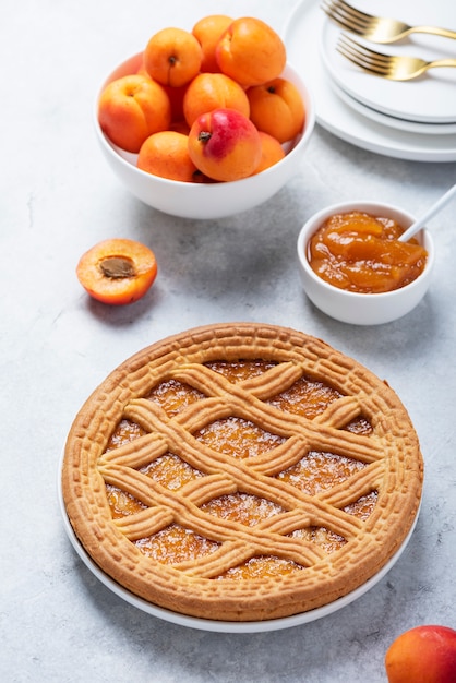 Süßer Krustenkuchen mit Aprikosen und Aprikosenmarmelade, selektives Fokusbild