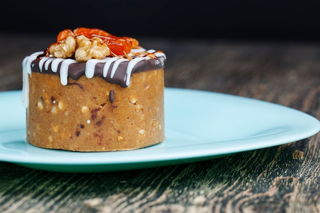 Süßer Kuchen in Form eines Zylinders aus Erdnüssen, Zucker und Milchprodukten